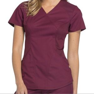 Cherokee Luxe Sport Scrubs size M in wine color